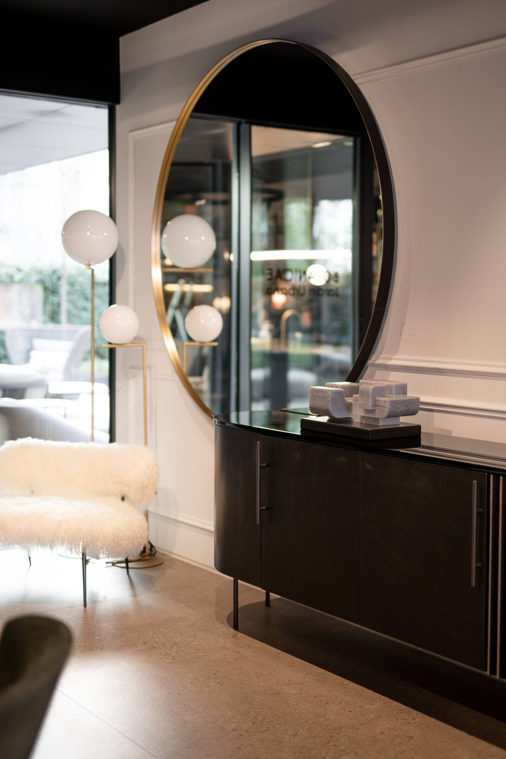 Renovación de la exposición en la recepción de nuestra tienda de muebles de lujo de Madrid