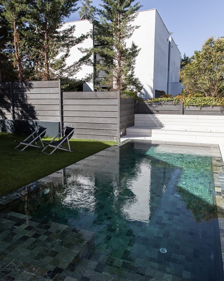 4-piscinas-de-diseno-que-protagonizaran-tu-jardin-de-lujo