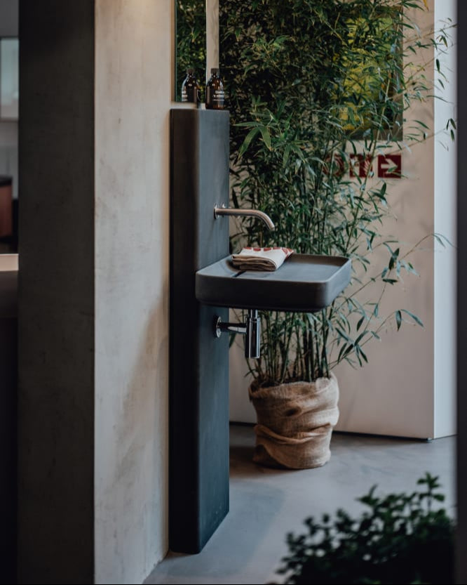 Petra washbasin column 140 cm high