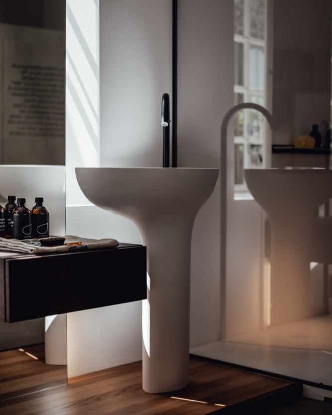 Drop totem washbasin