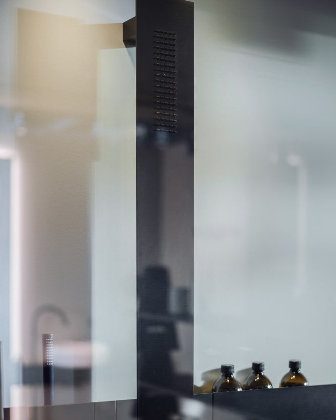 Sen wall-mounted shower faucet with sprayer