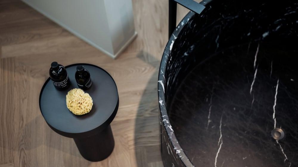 Bañera independiente In-Out mármol