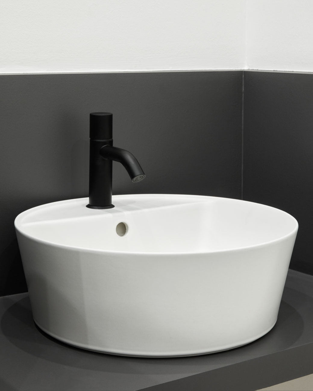 Handy countertop washbasin with tap hole