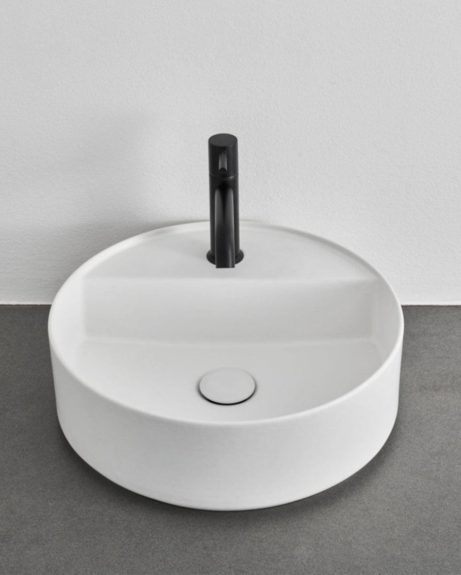 Round Shui Comfort washbasin with tap hole
