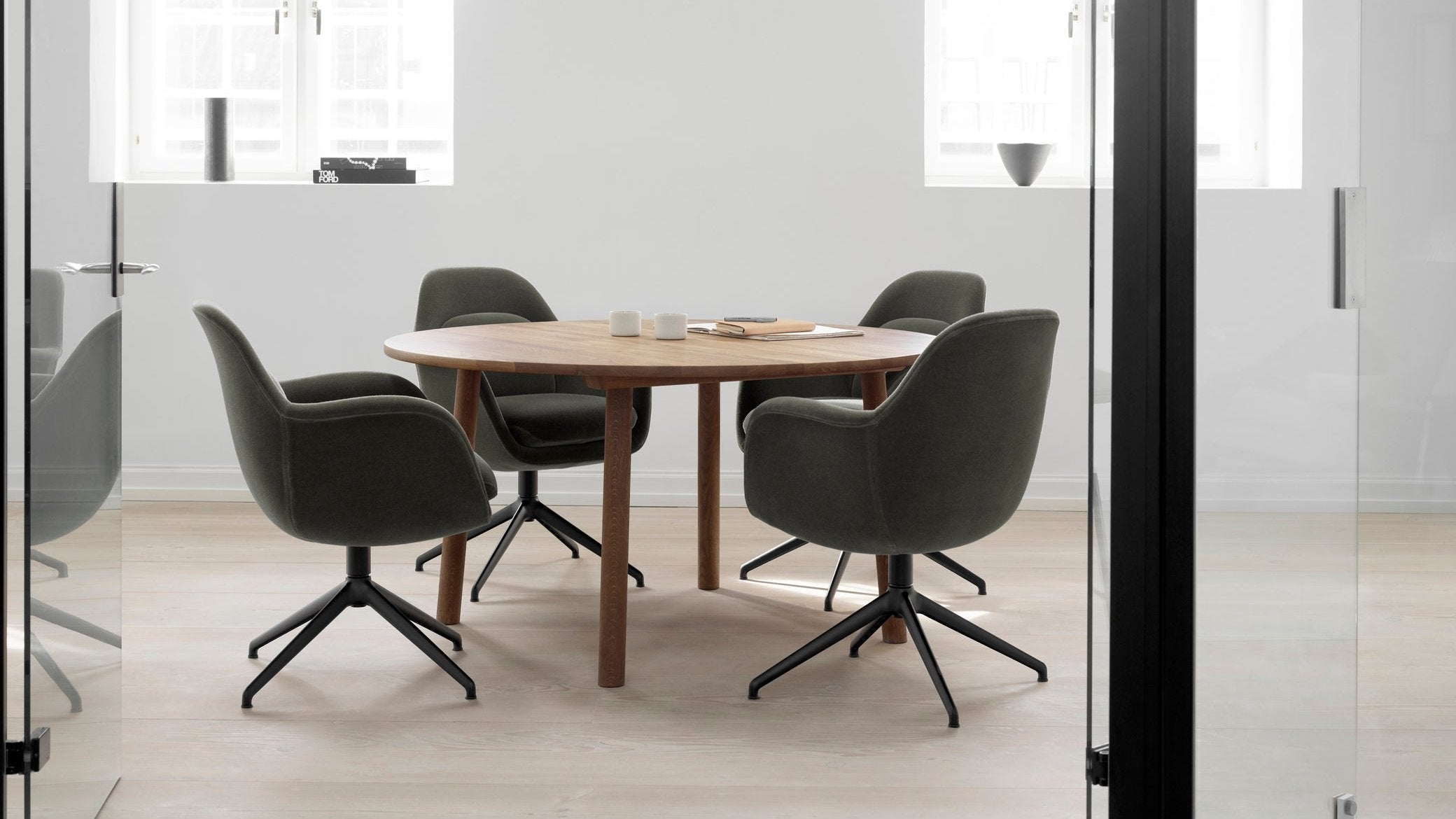 Taro dining table Ø120 cm