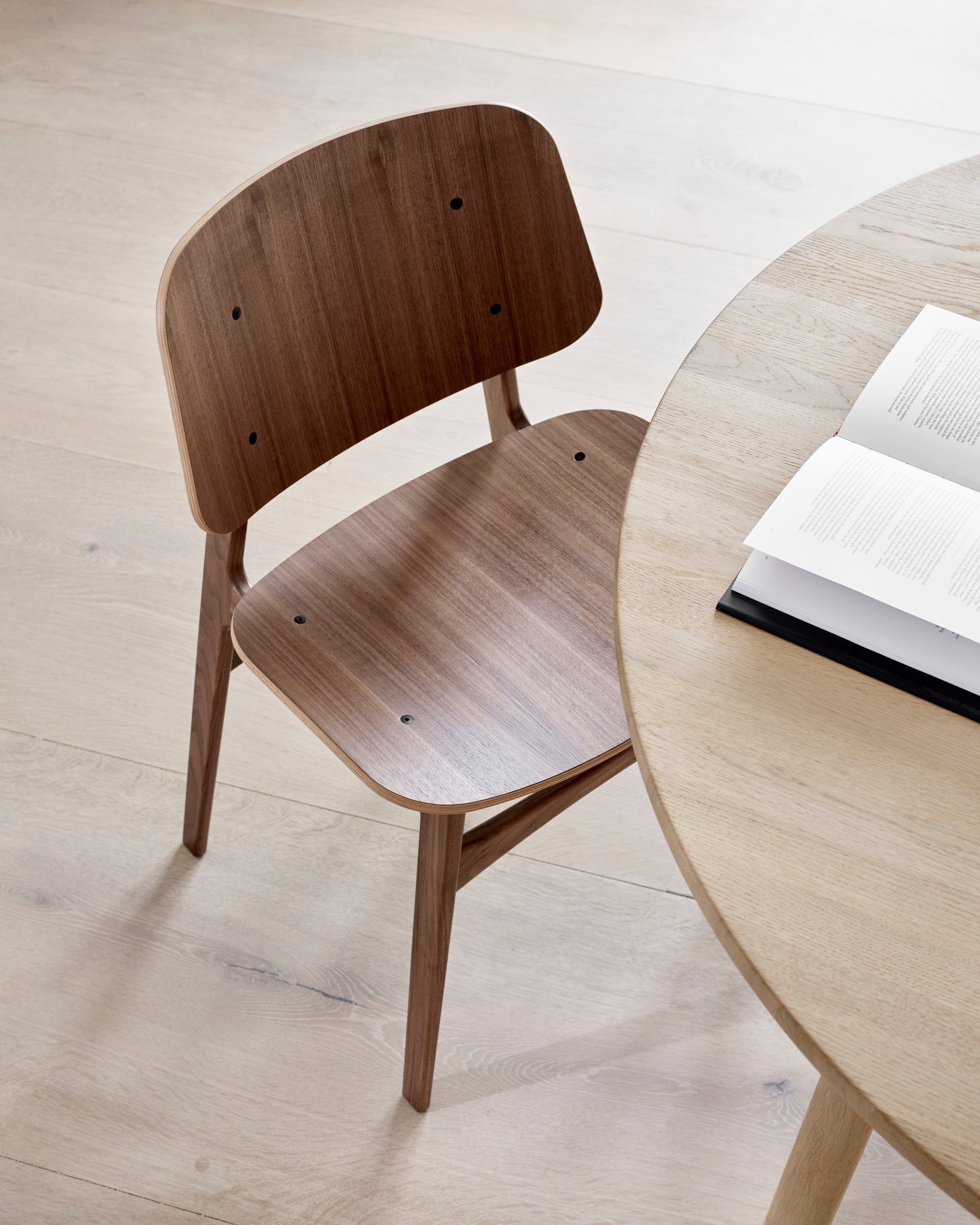 Silla de comedor Søborg con base de madera