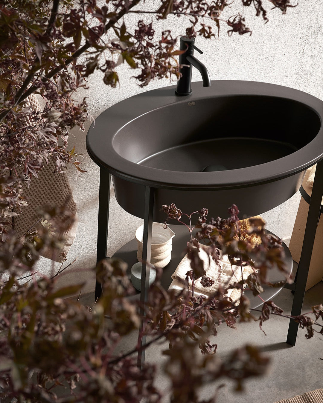 Bathroom vanity unit with Catino Oval frame