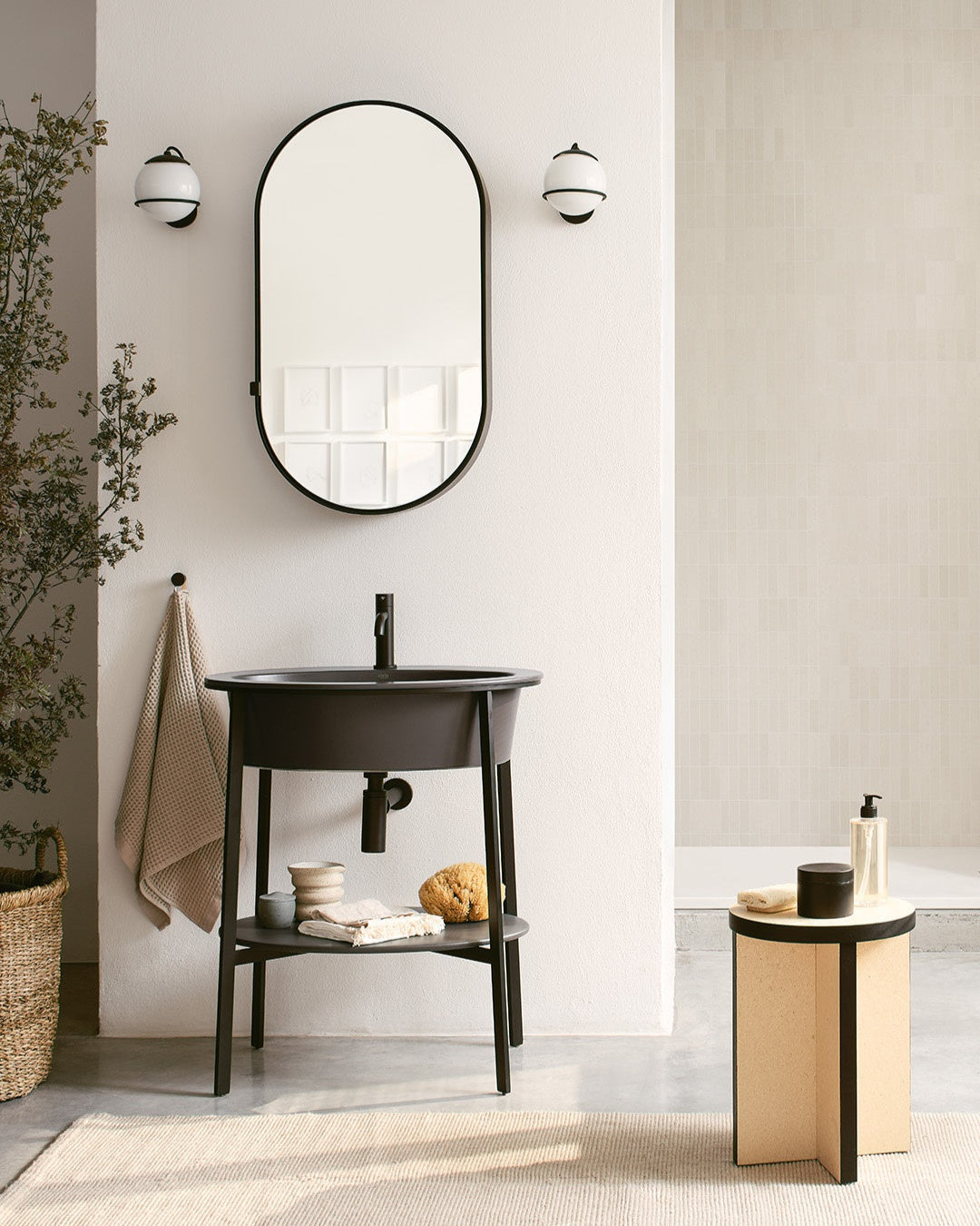 Bathroom vanity unit with Catino Oval frame