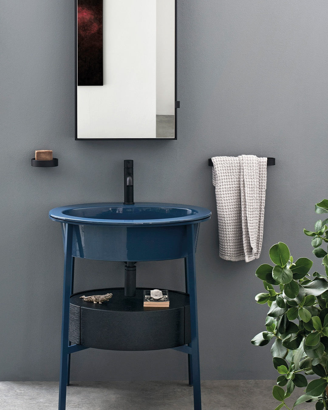 Bathroom vanity unit with Catino Oval frame