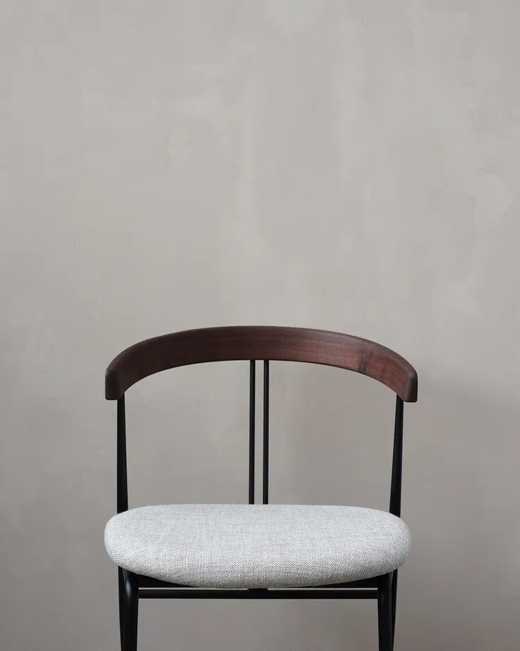 Violin dining chair with wooden backrest