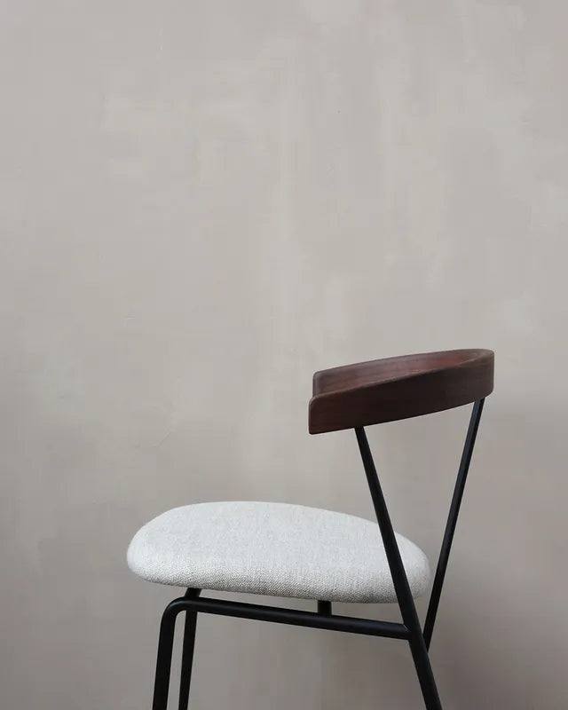 Violin dining chair with wooden backrest