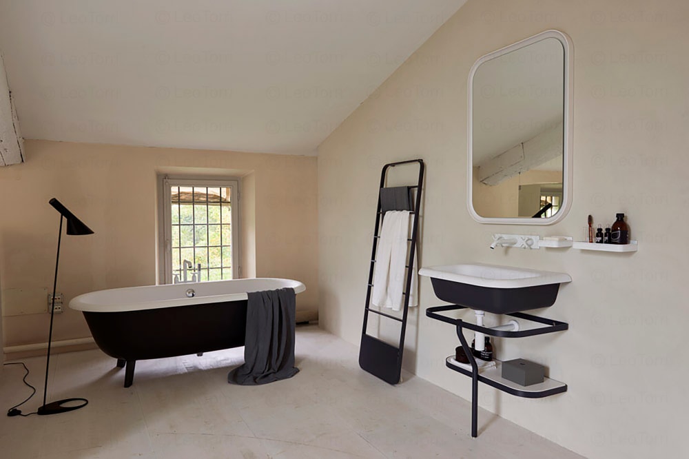 Basin with Ottocento structure