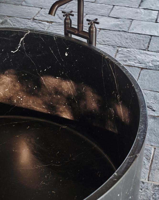 Bañera independiente In-Out mármol