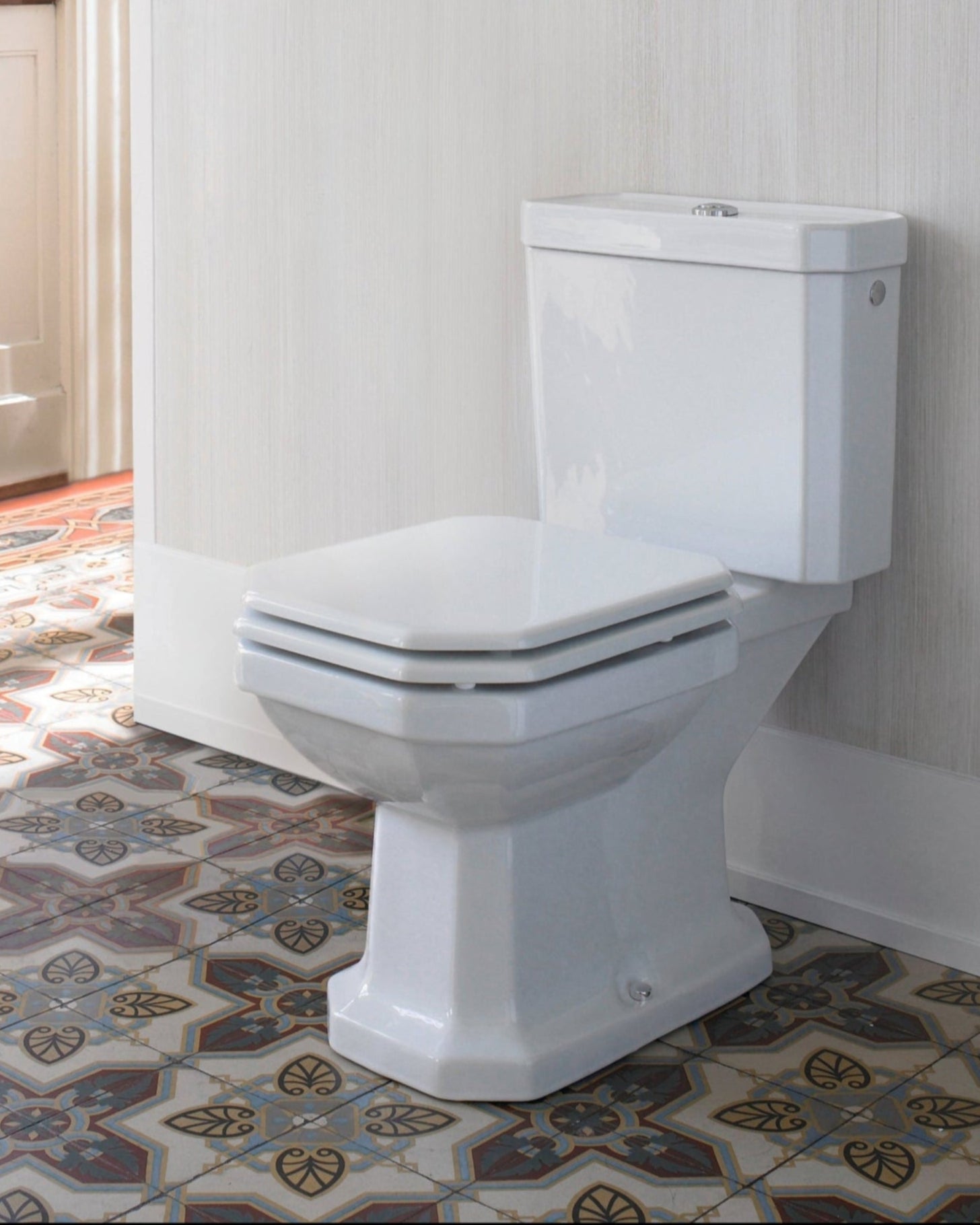 Floor-mounted toilet 1930