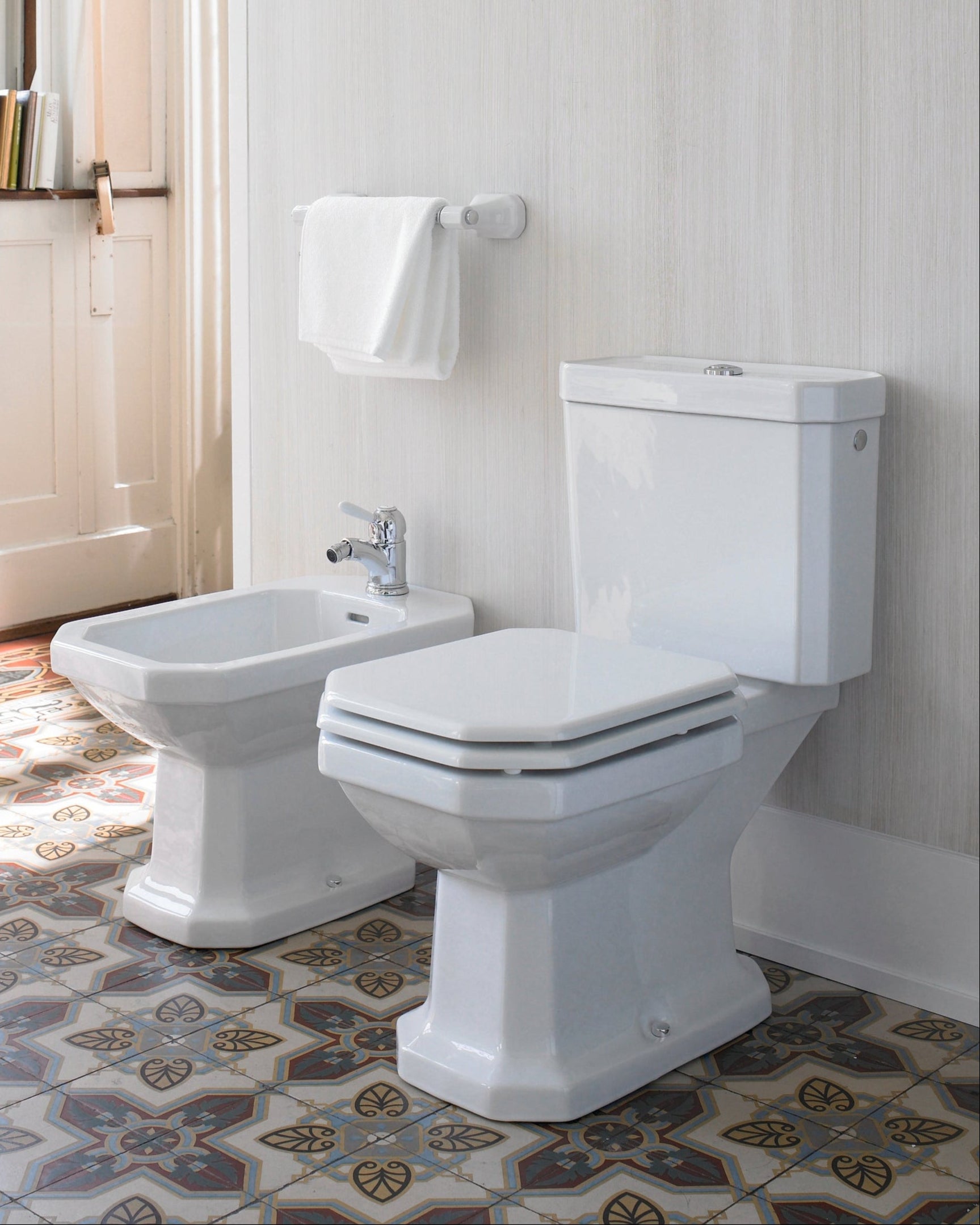 Floor-mounted toilet 1930