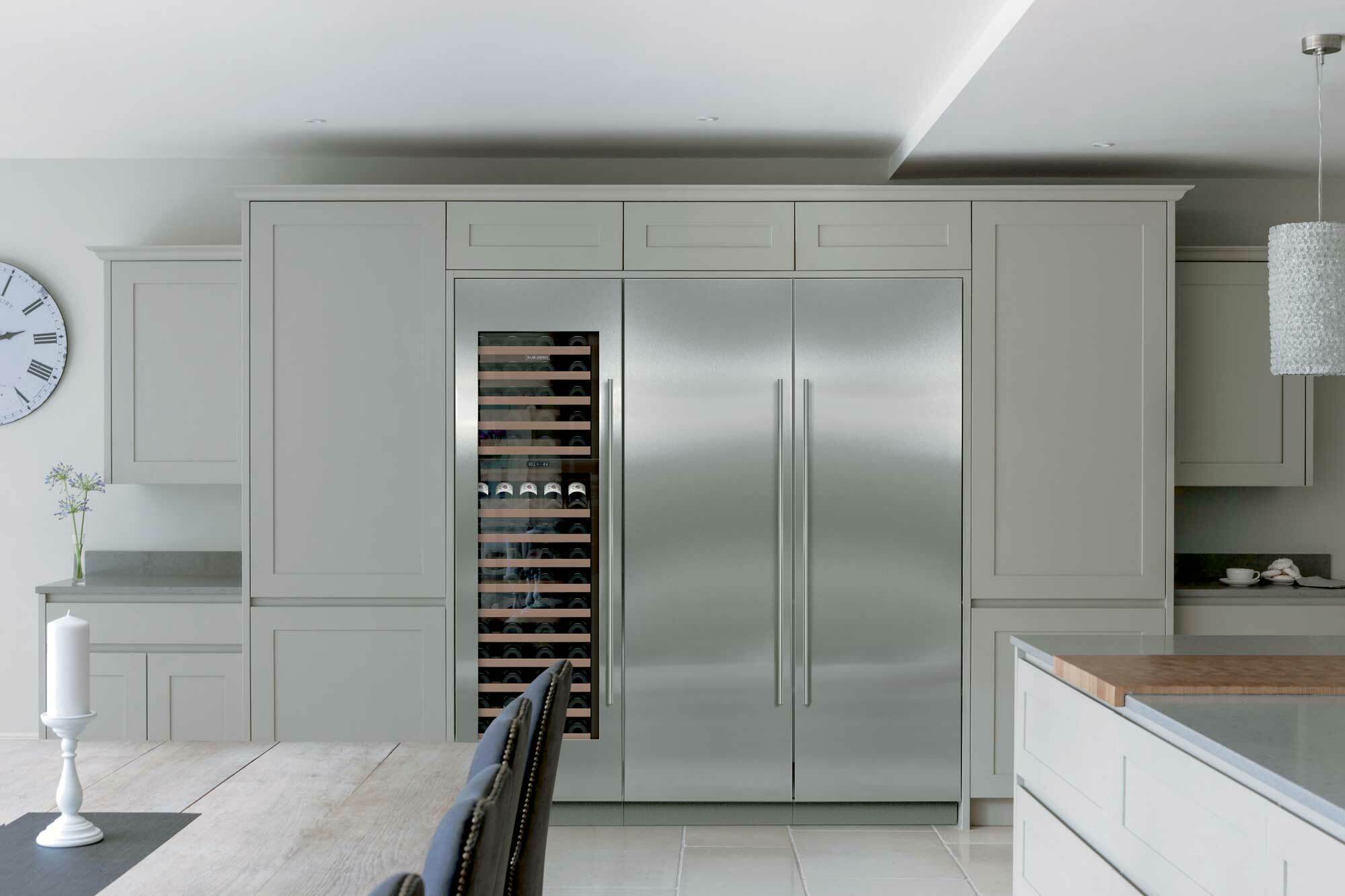 Vinoteca de 610 mm con tirador tubular