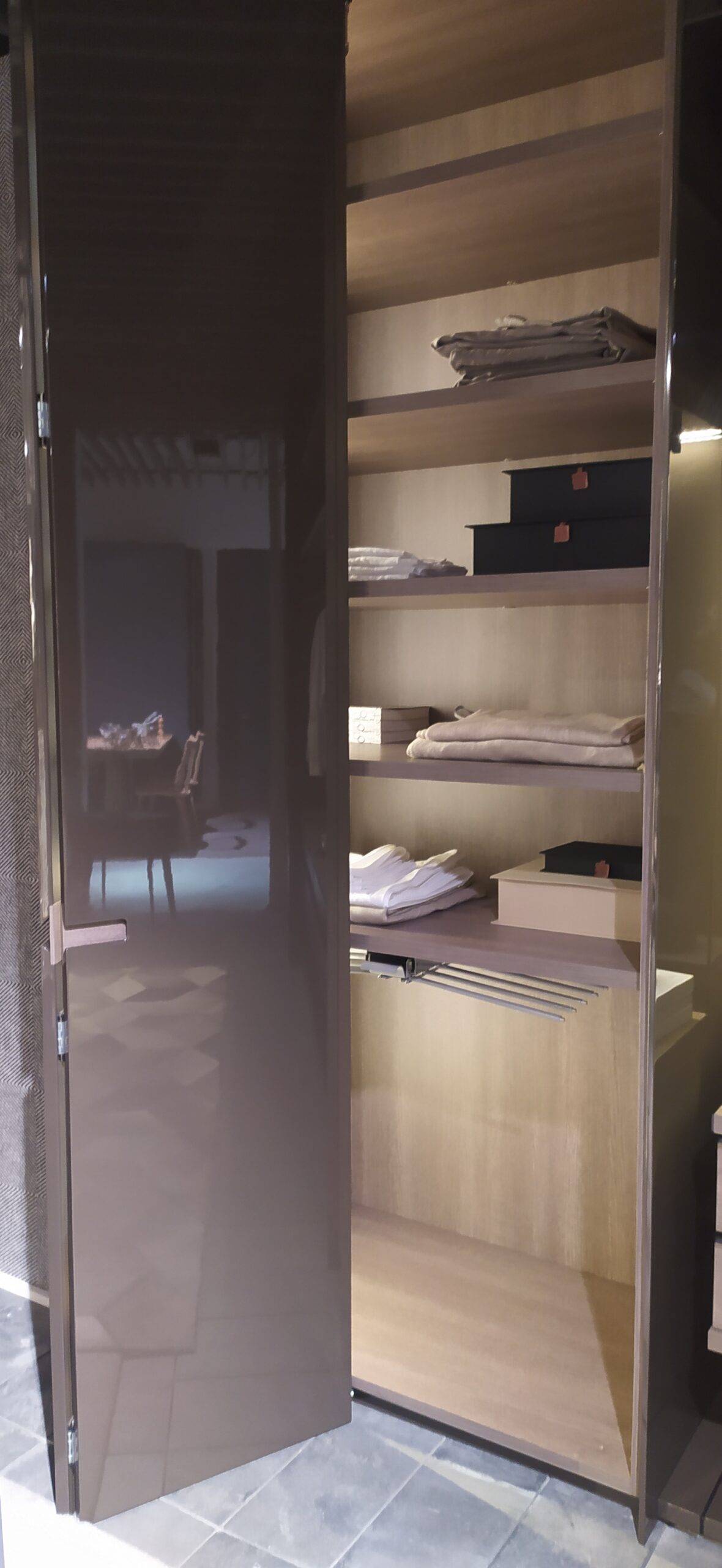 UNNEN-LINE GUNNI&TRENTINO DRESSING ROOM