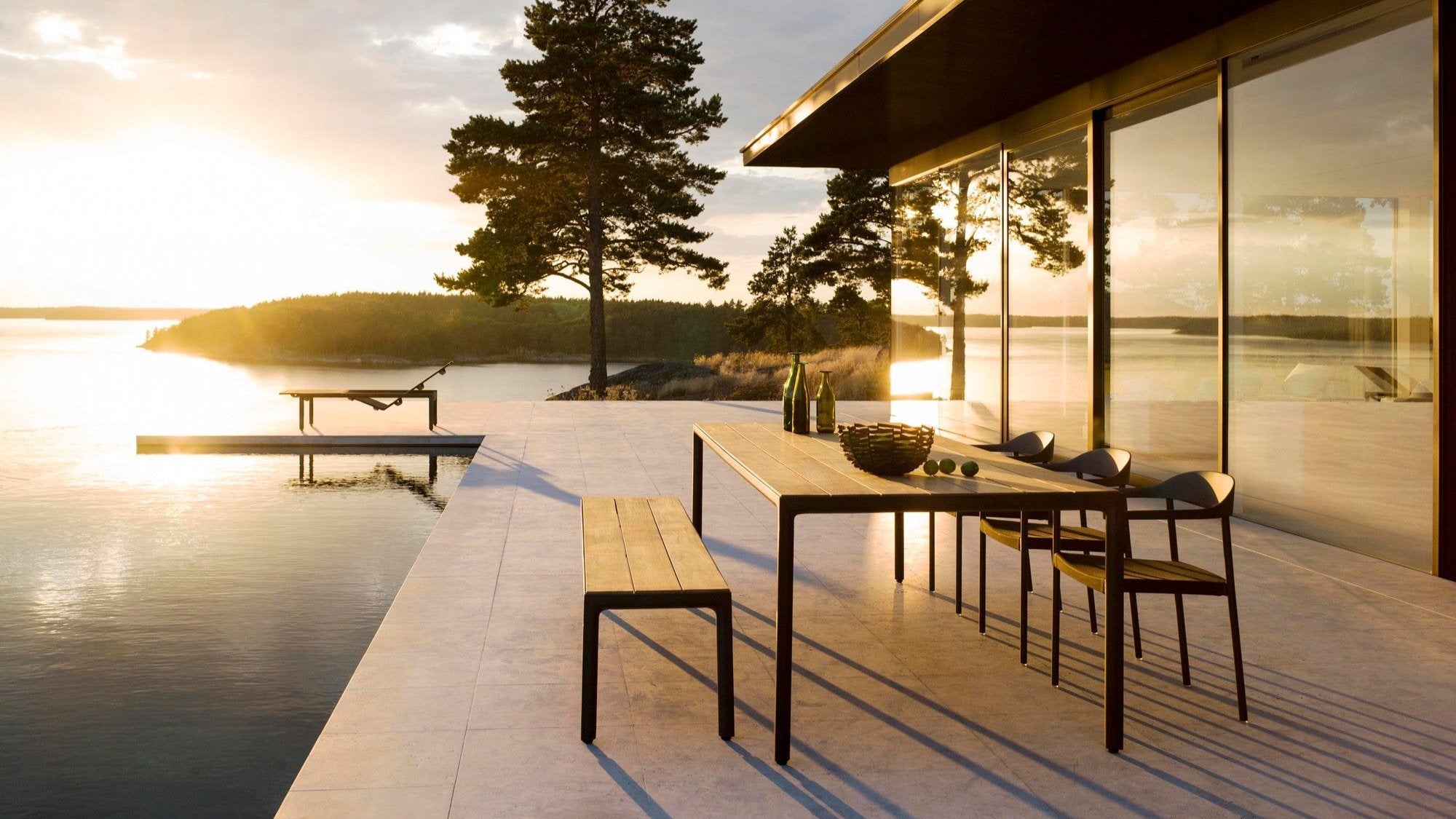 Illum outdoor dining table with aluminum frame