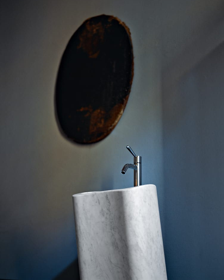 Lito 2 totem washbasin with tap hole