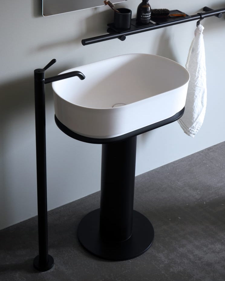Immersion washbasin with metal support