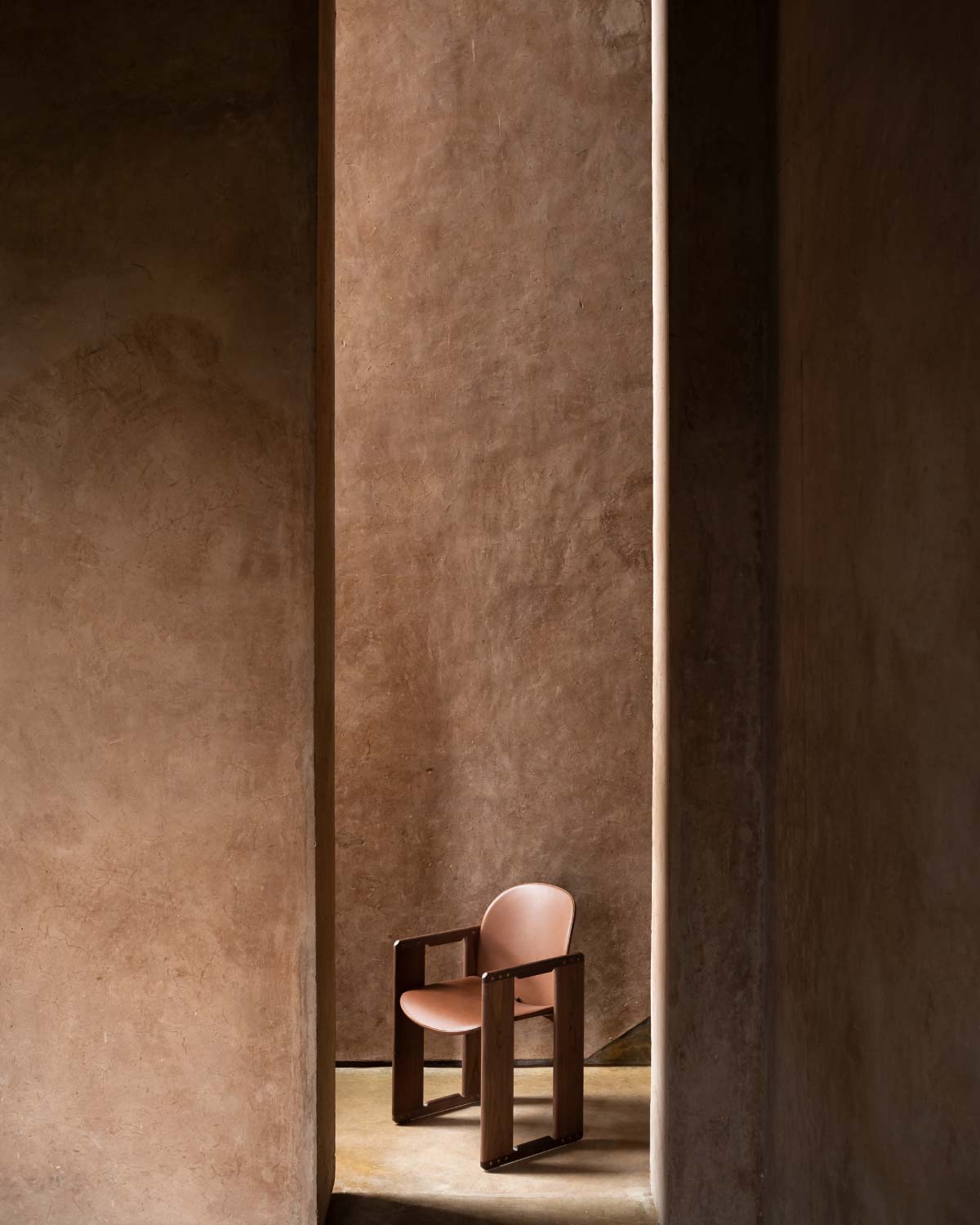 Dialogo dining chair with armrests