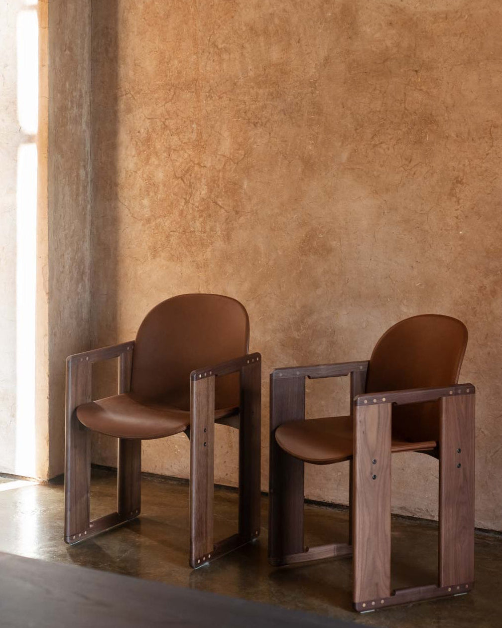 Dialogo dining chair with armrests