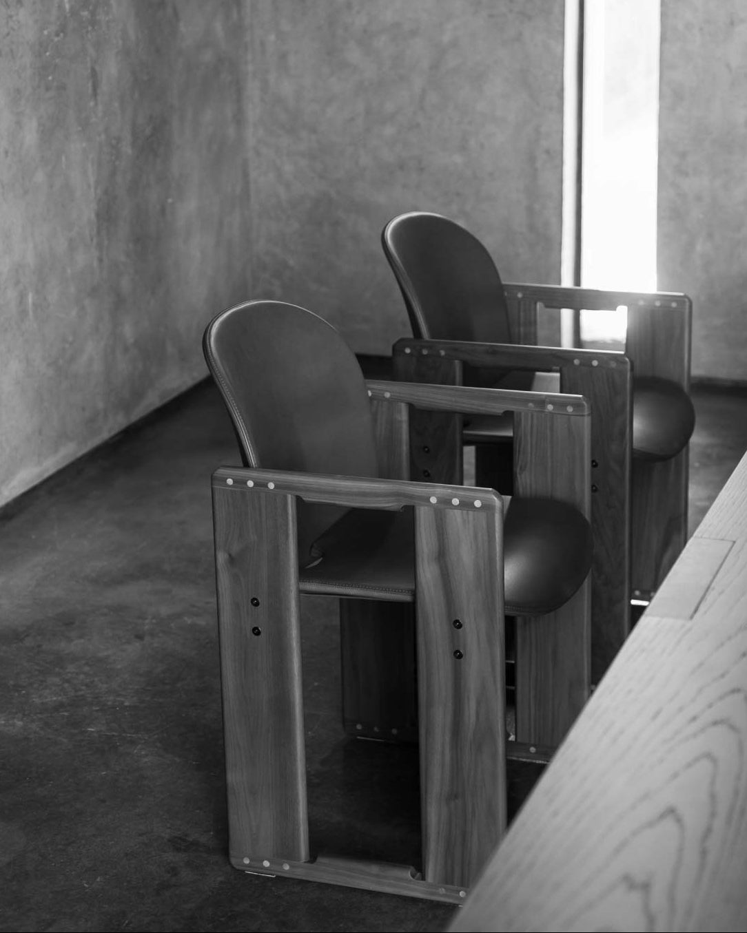 Dialogo dining chair with armrests