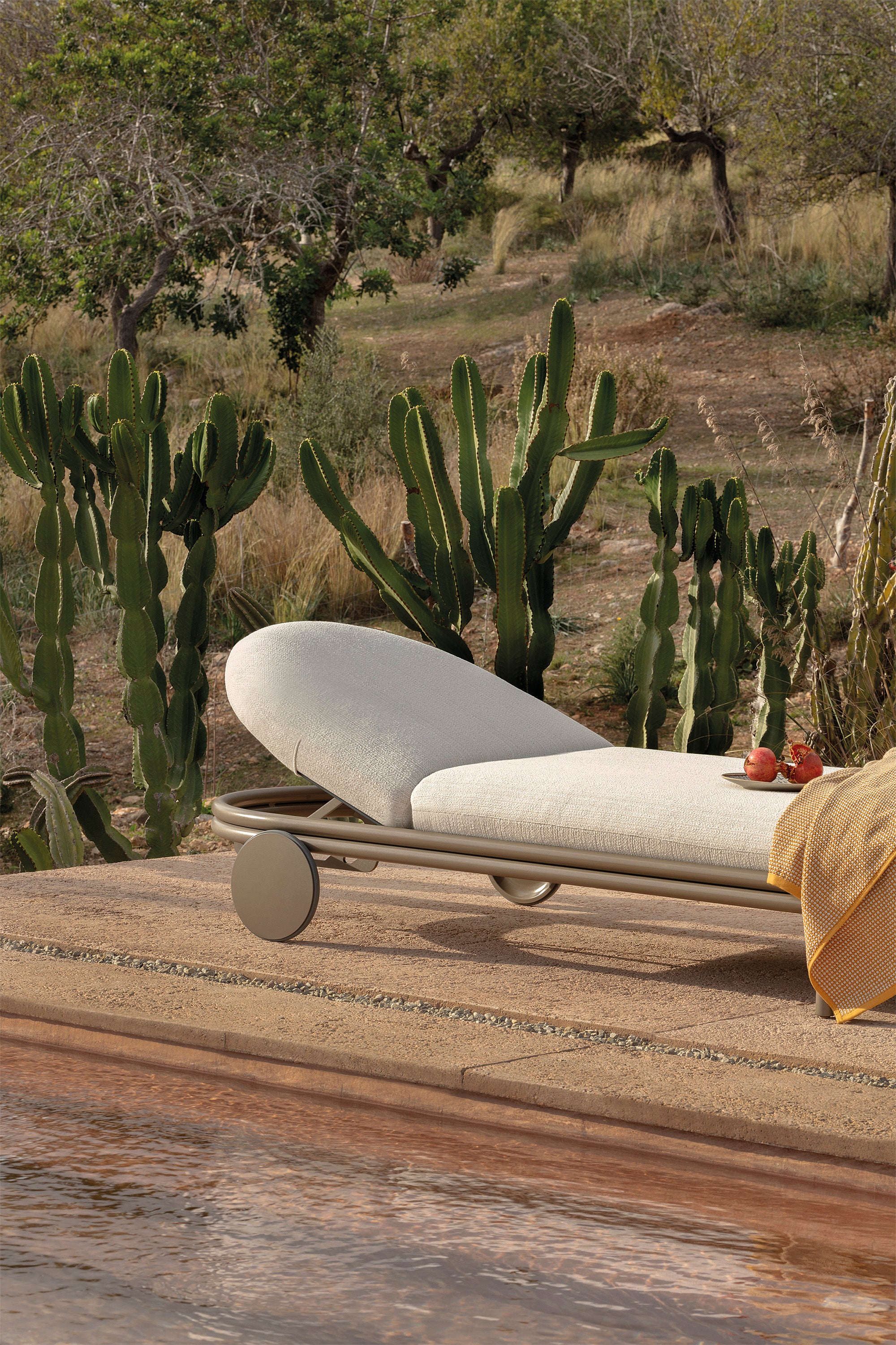 Cask outdoor lounger with wheels