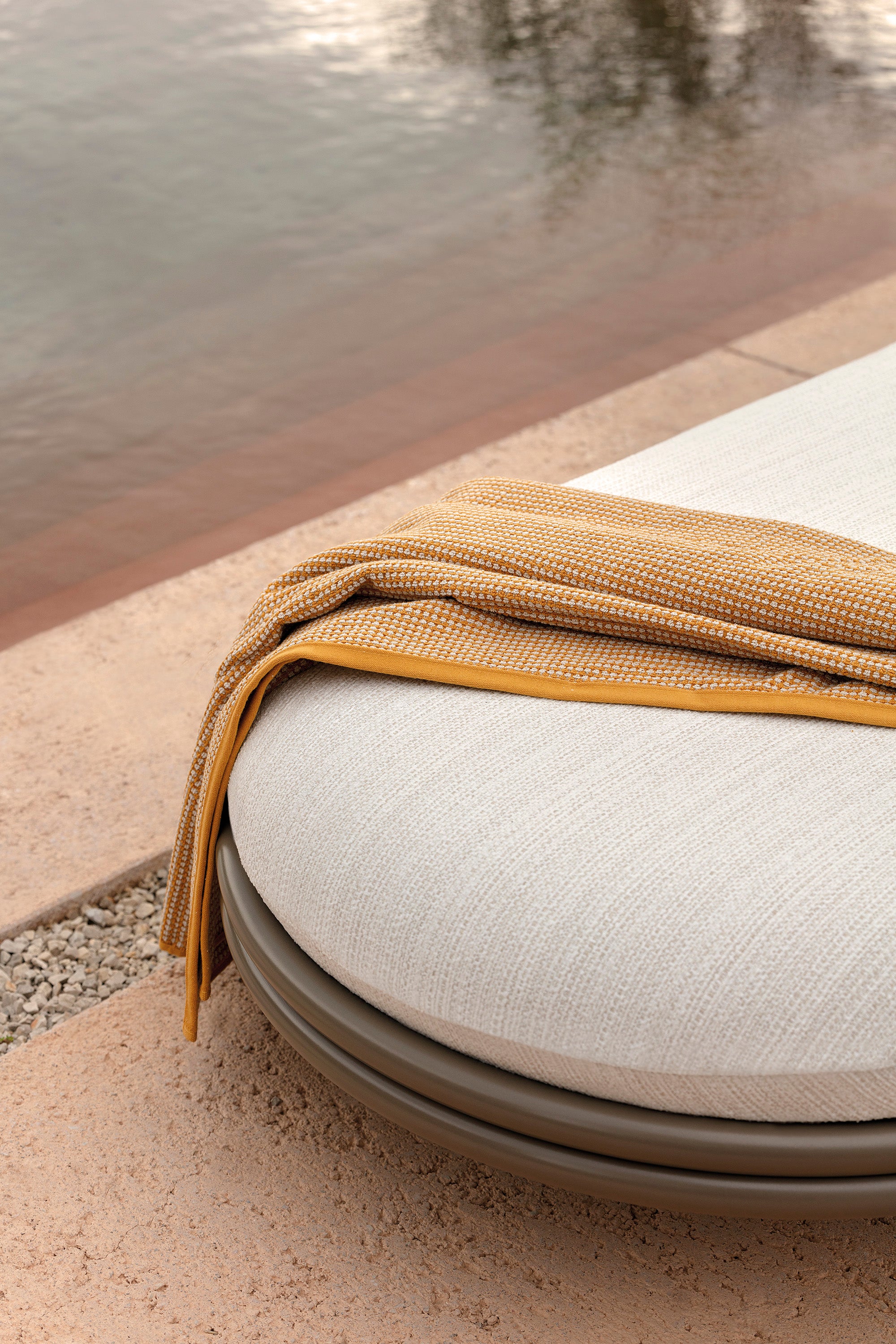 Cask outdoor lounger with wheels