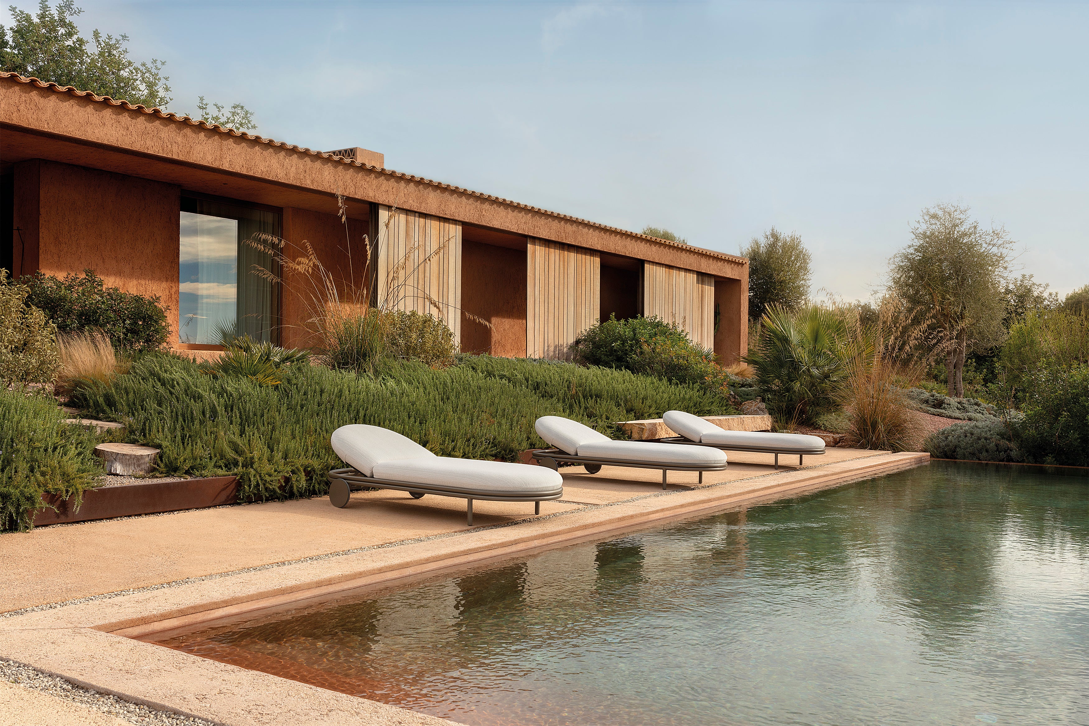 Cask outdoor lounger with wheels