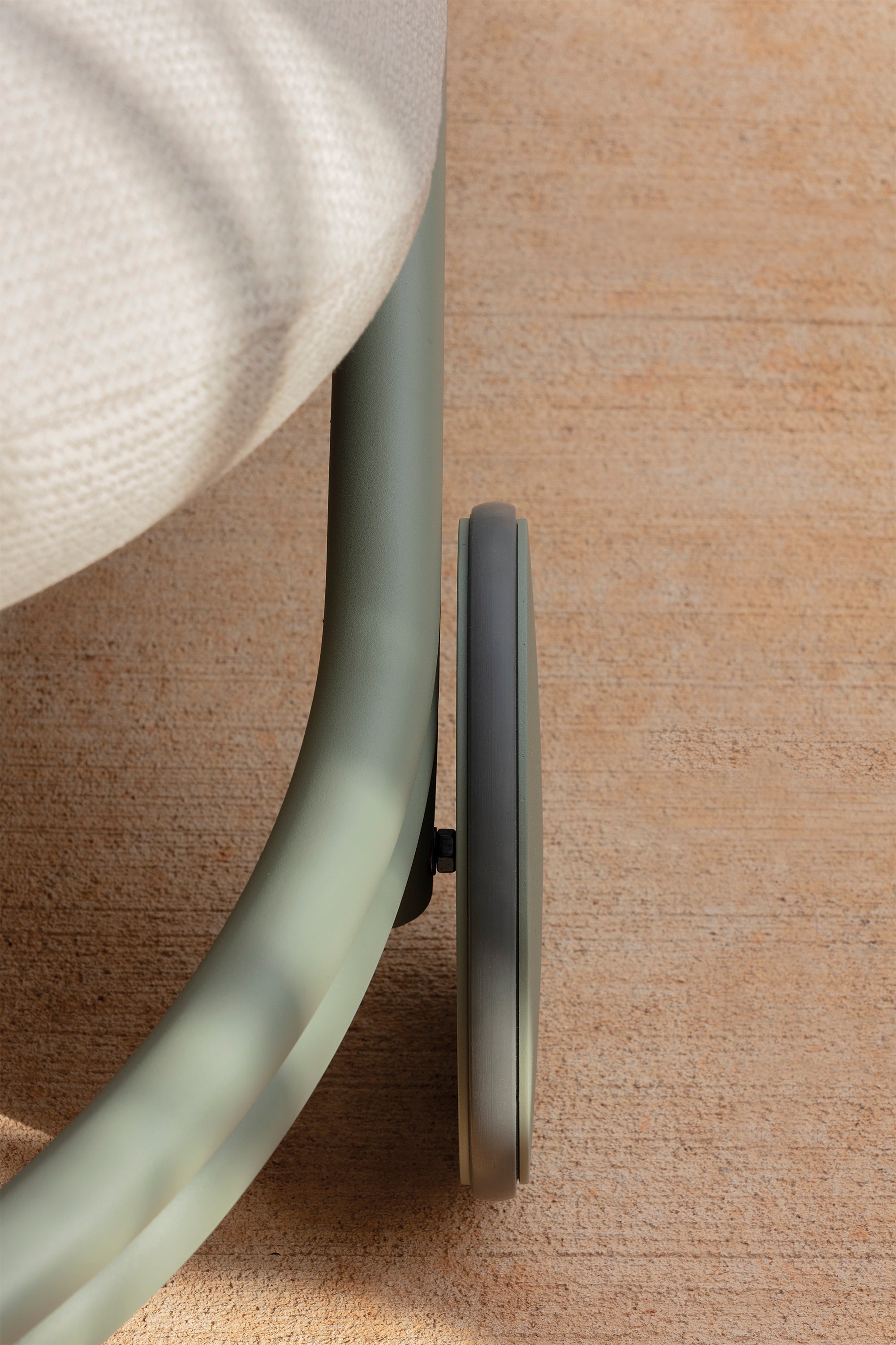 Cask outdoor lounger with wheels