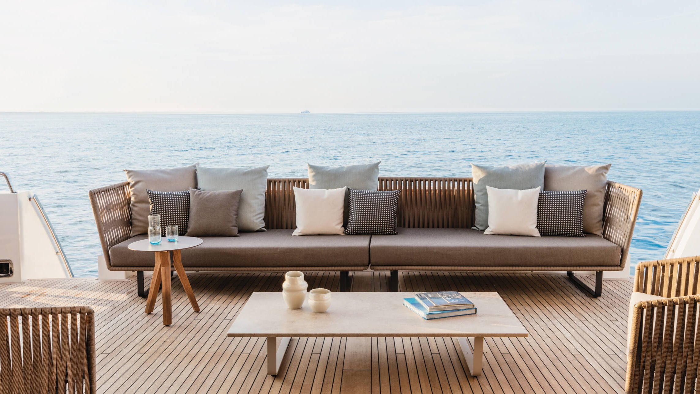 Bitta Lounge Coffee Table | 19C Legs | N00 Teak Top