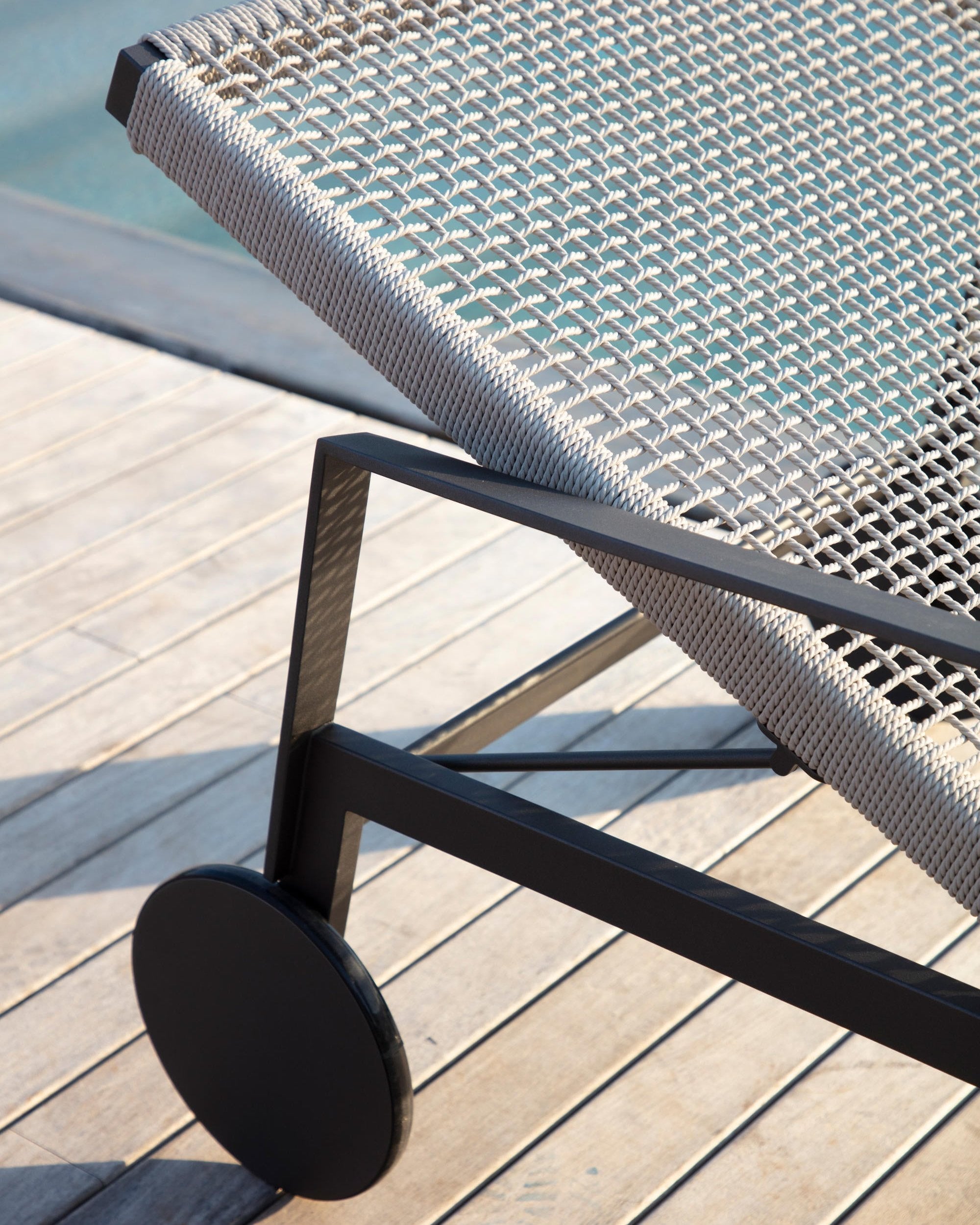 Nodi outdoor lounger