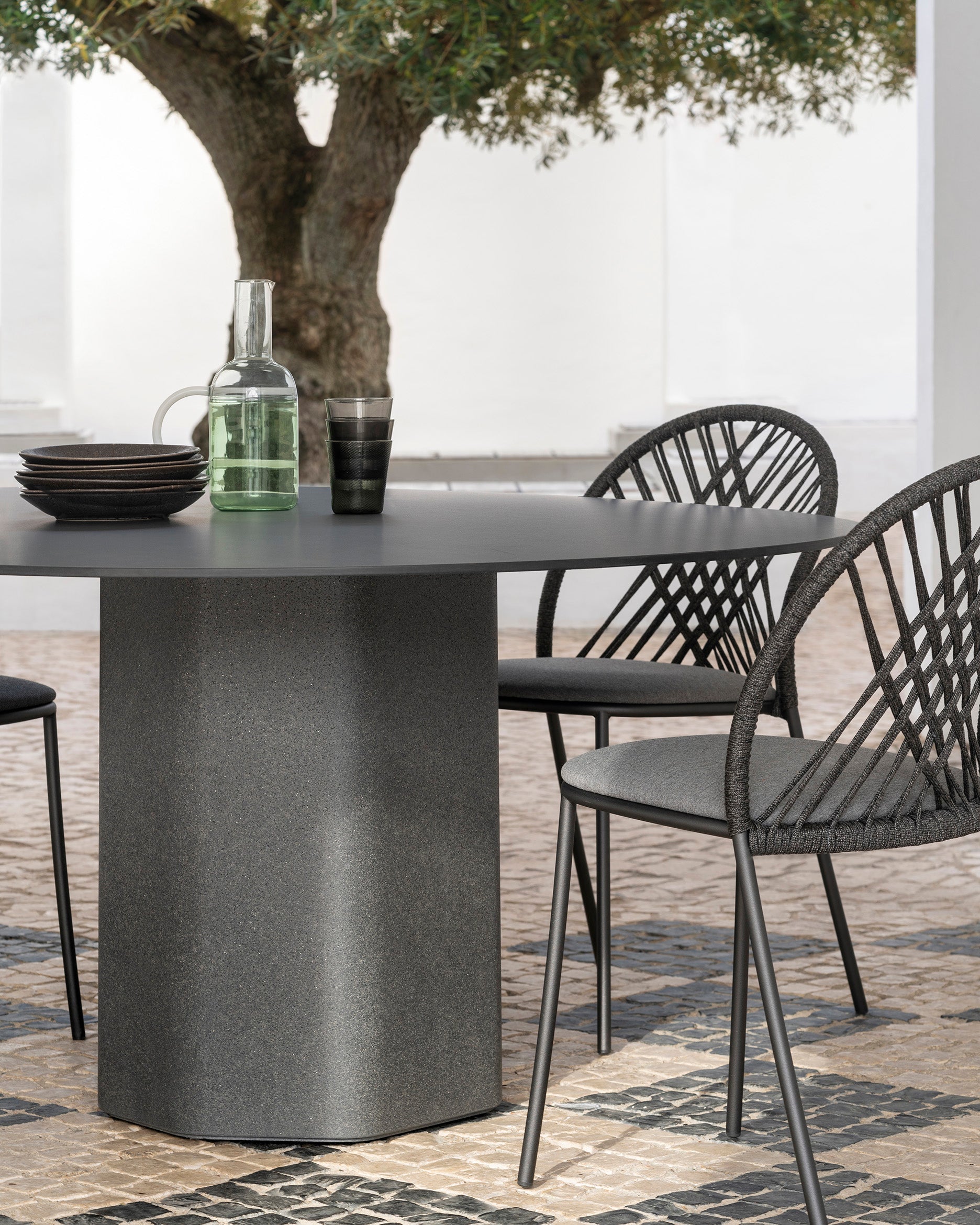 Talo round outdoor dining table