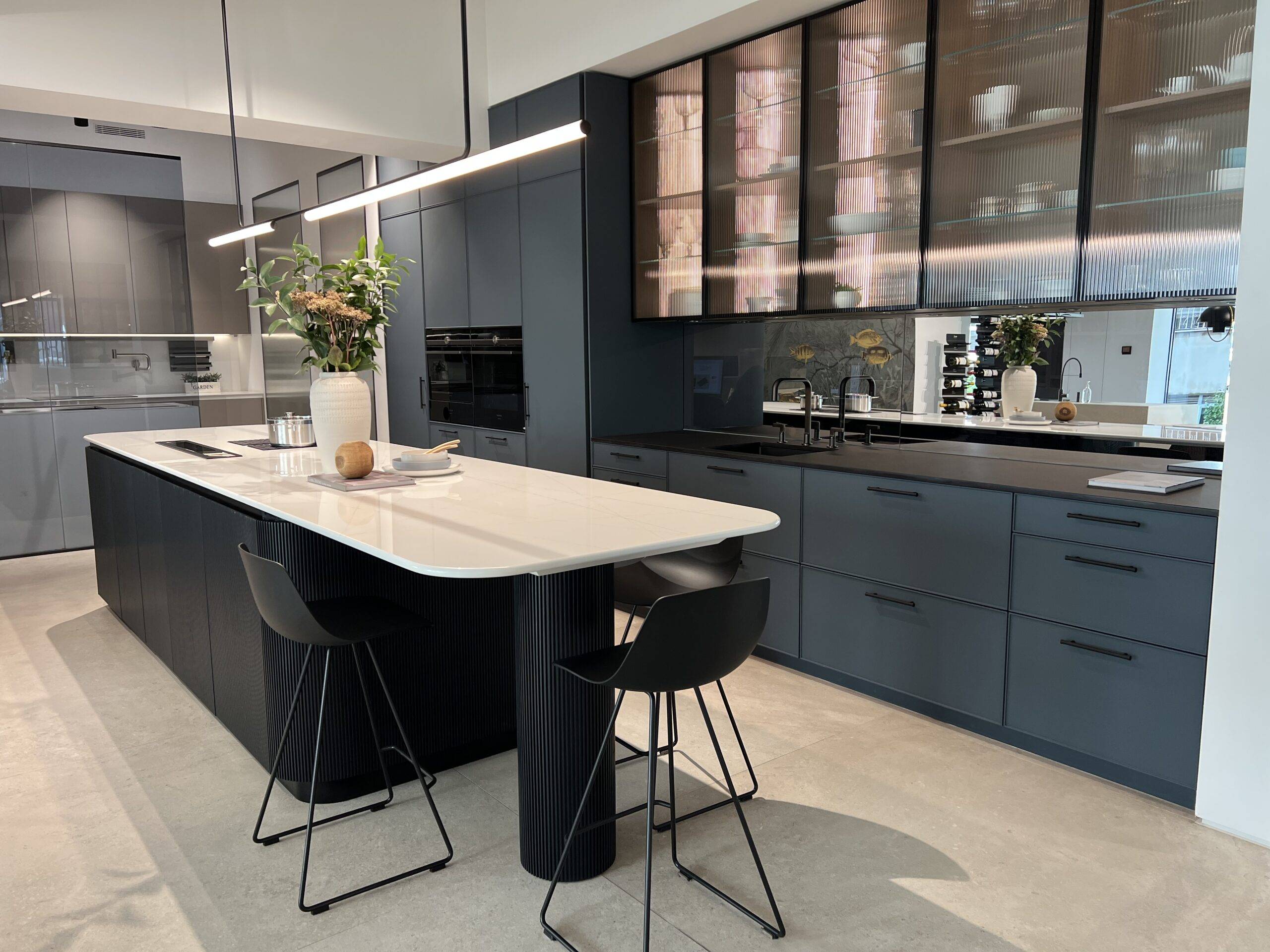 cocina-con-isla-de-diseno-redondeado