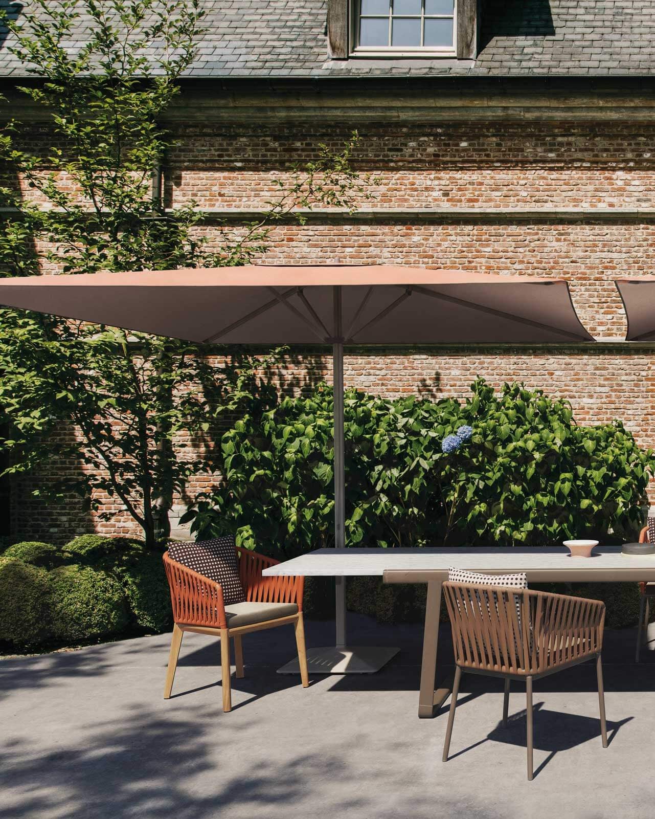 Bitta Bela Rope Dining Chair with Armrests | 10C Aluminum Base | Z10 Rope