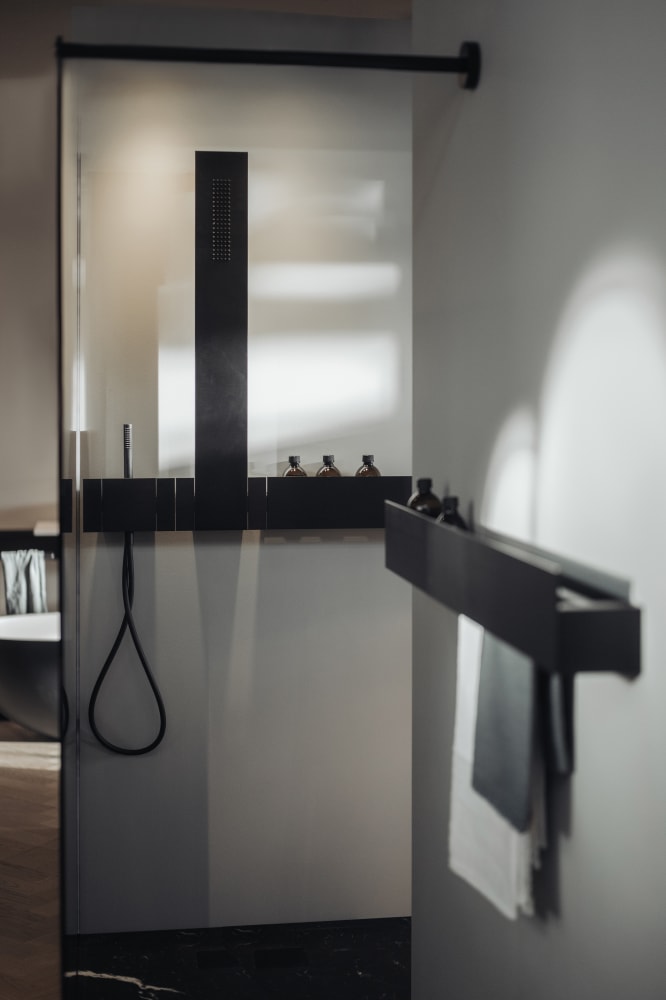 Grifería monomando mural con ducha de mano Sen