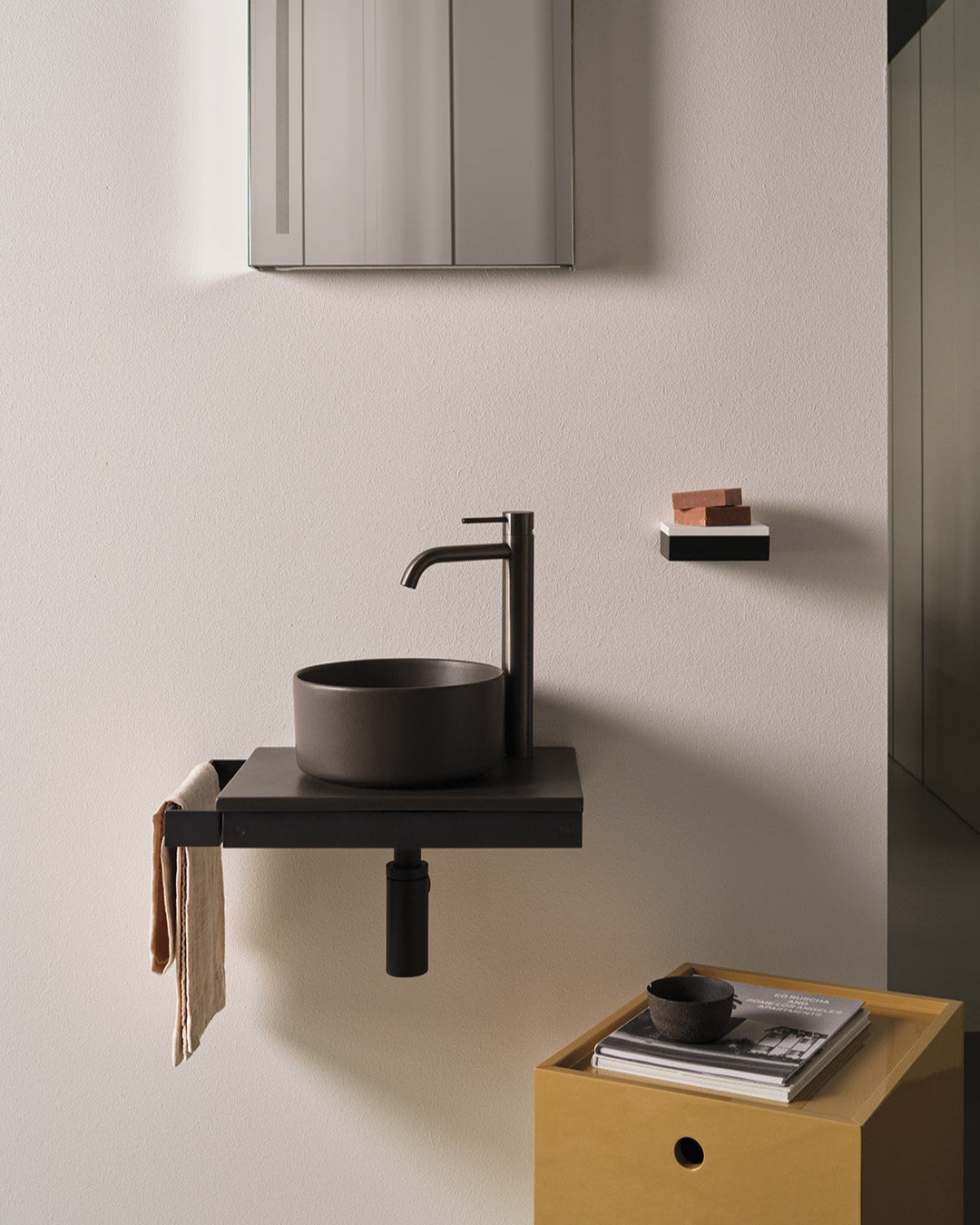 Round Minimal countertop washbasin