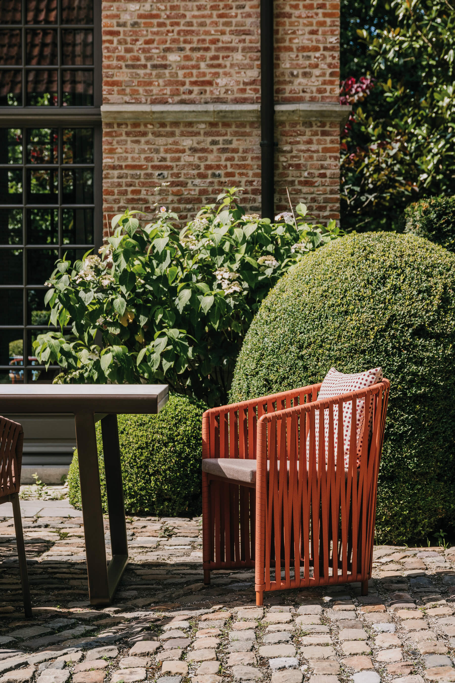 Bitta Lounge extendable dining table for 8-12 people