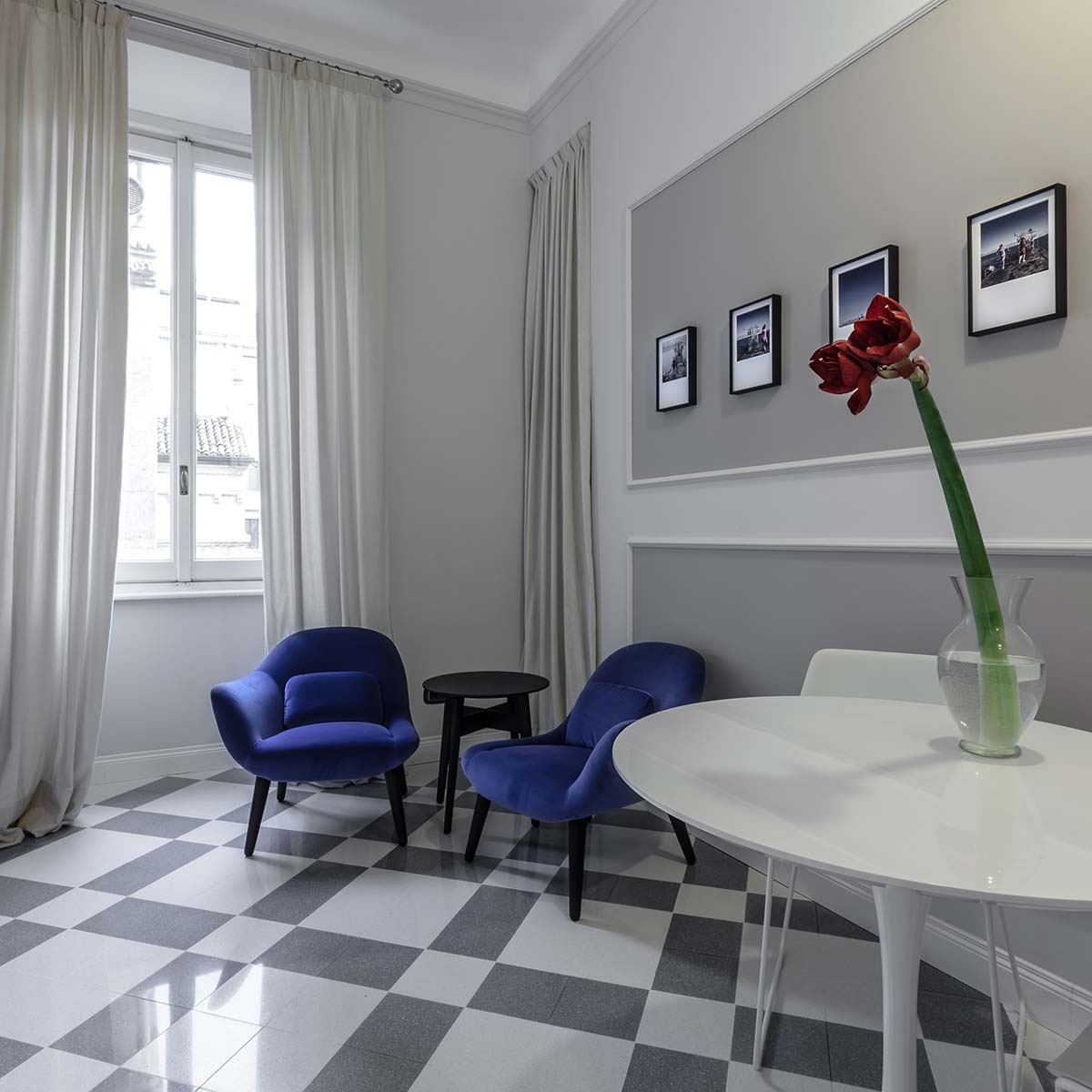 Mad Chair with wooden base