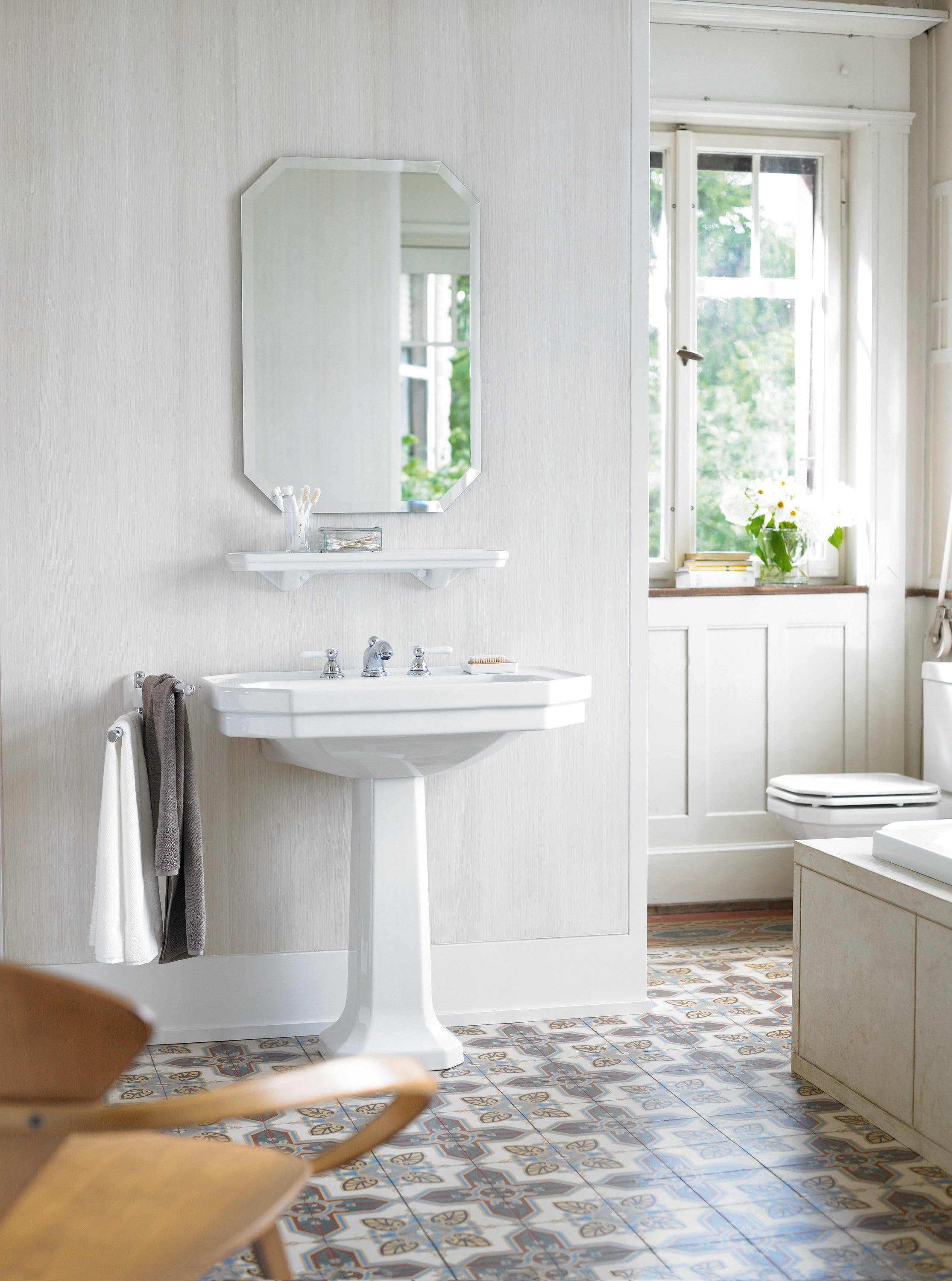 Floor-mounted toilet 1930