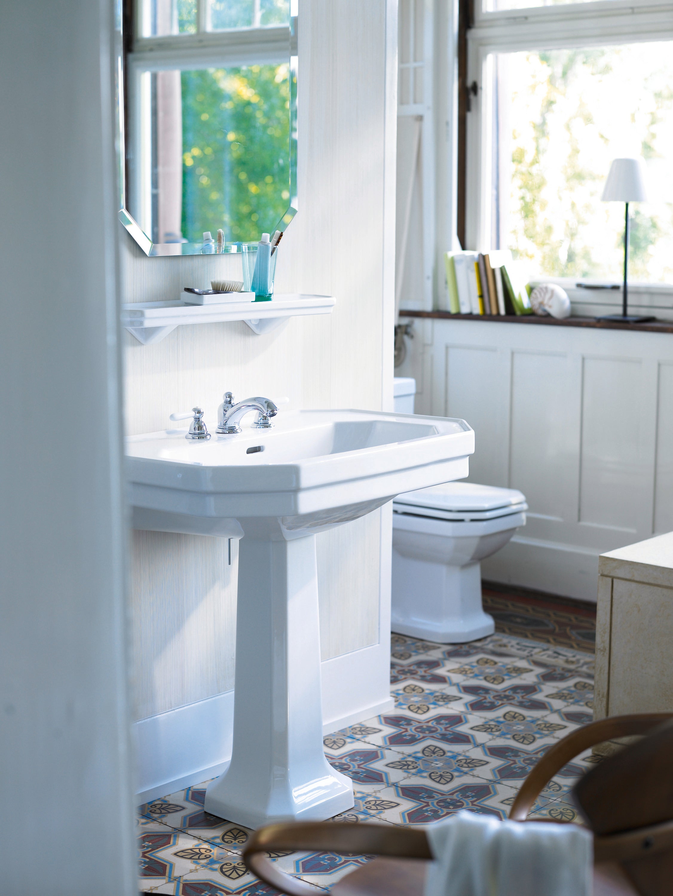 Floor-mounted toilet 1930