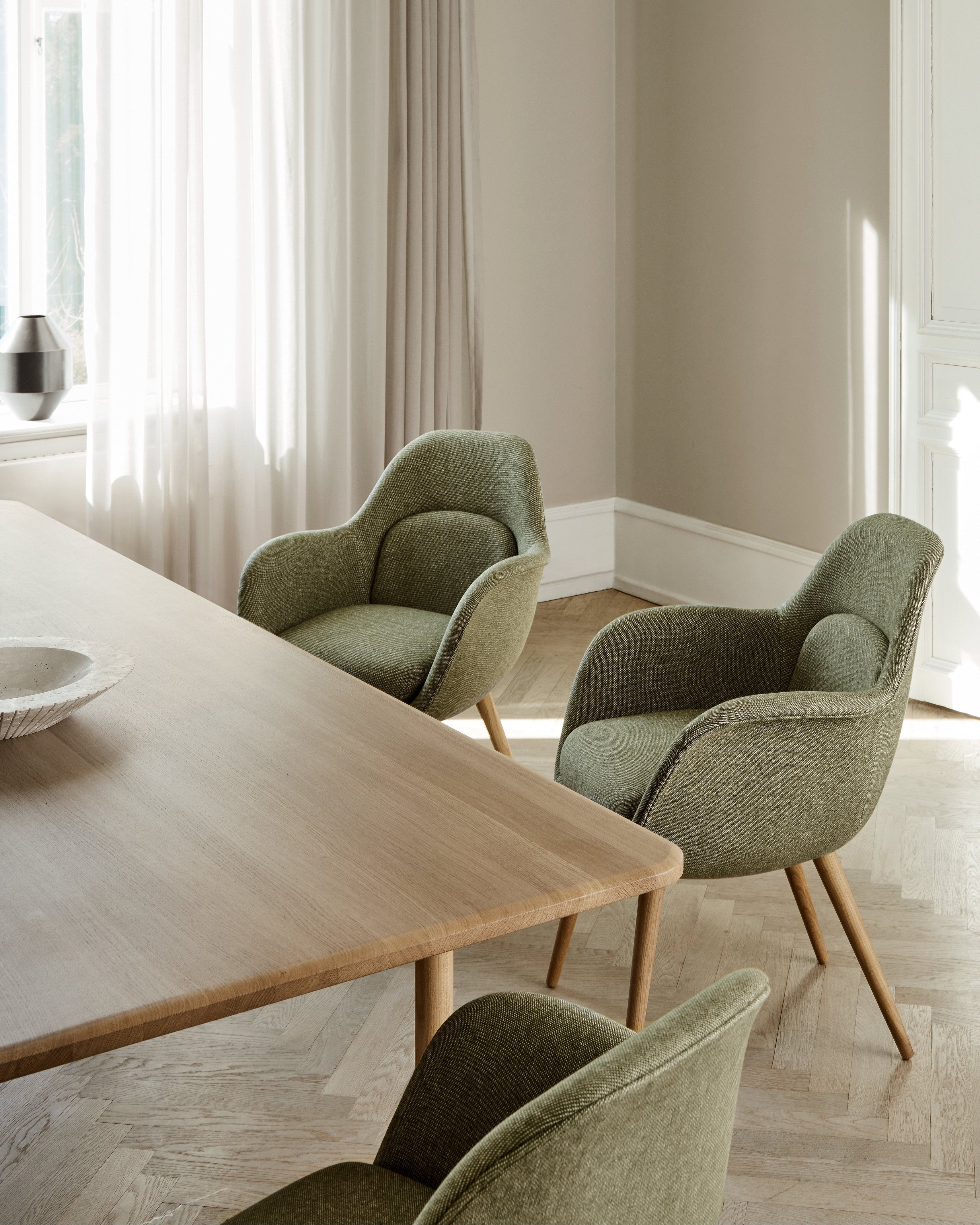 Post dining table