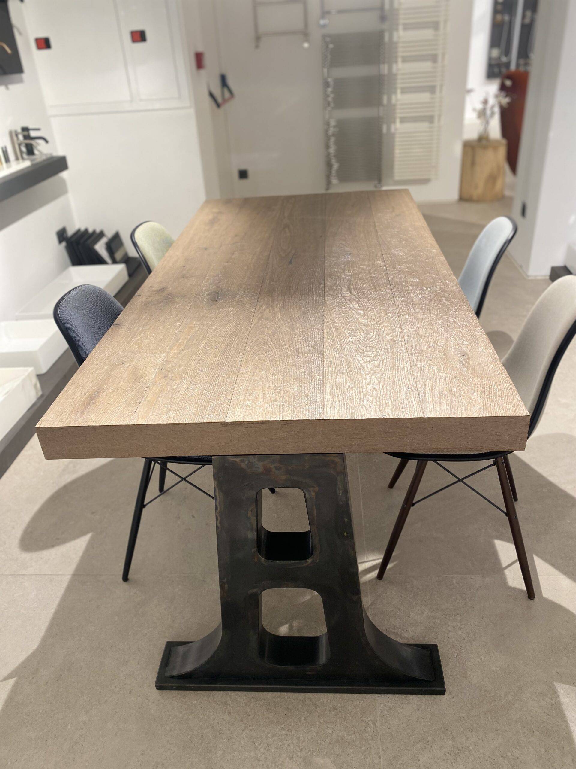 HAK GUNNI&amp;TRENTINNO TABLE