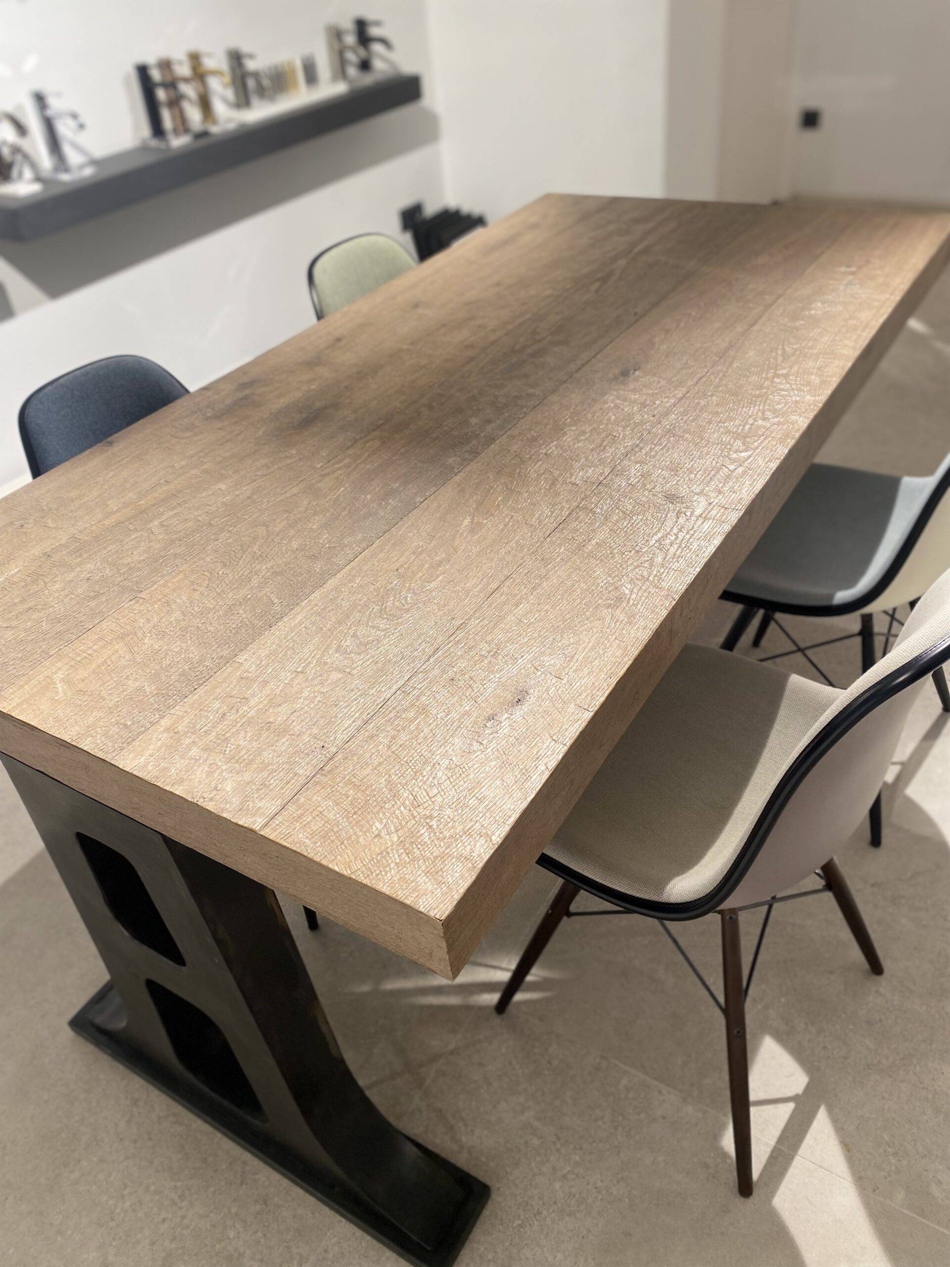 HAK GUNNI&amp;TRENTINNO TABLE