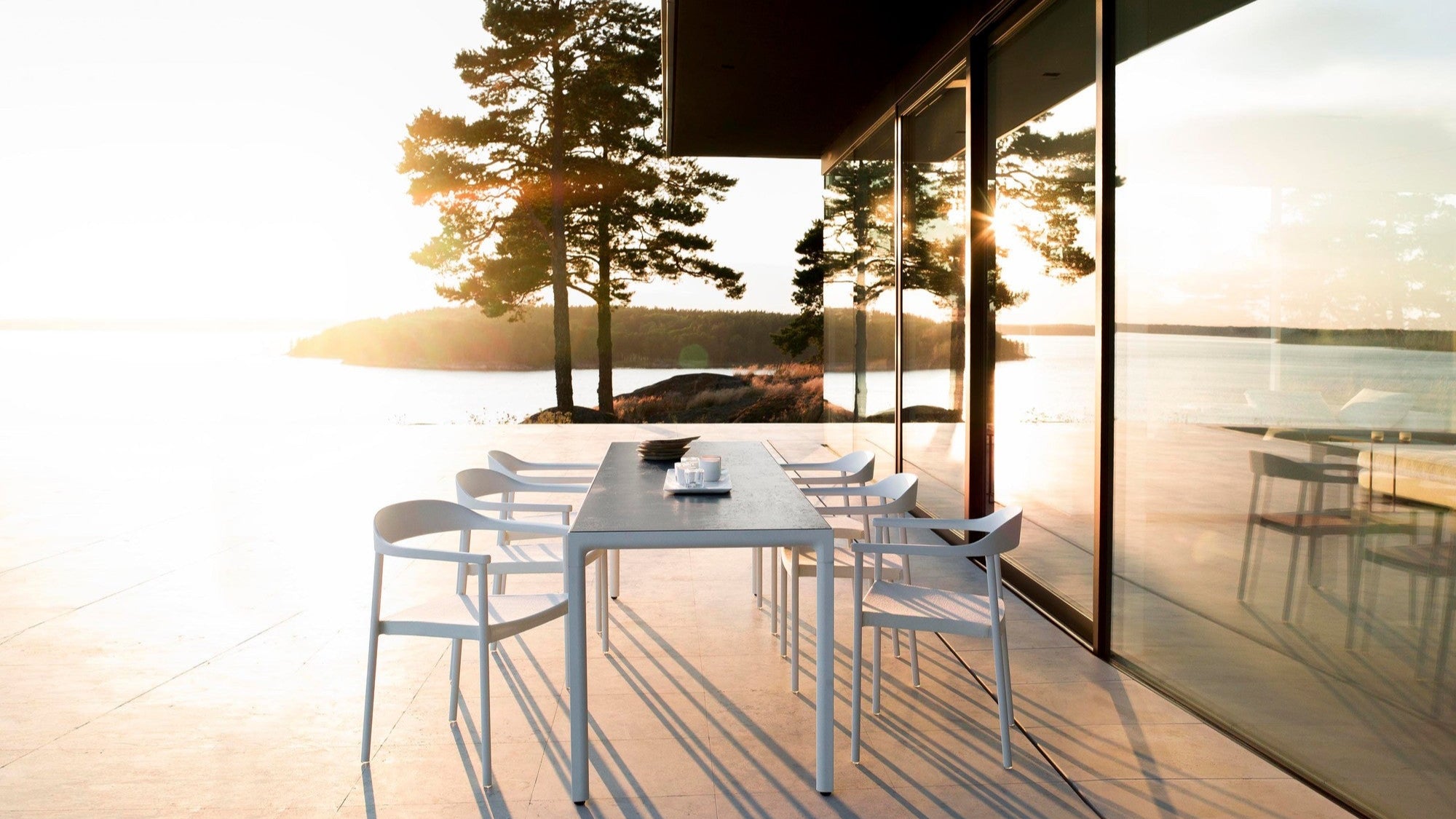 Illum outdoor dining table with aluminum frame