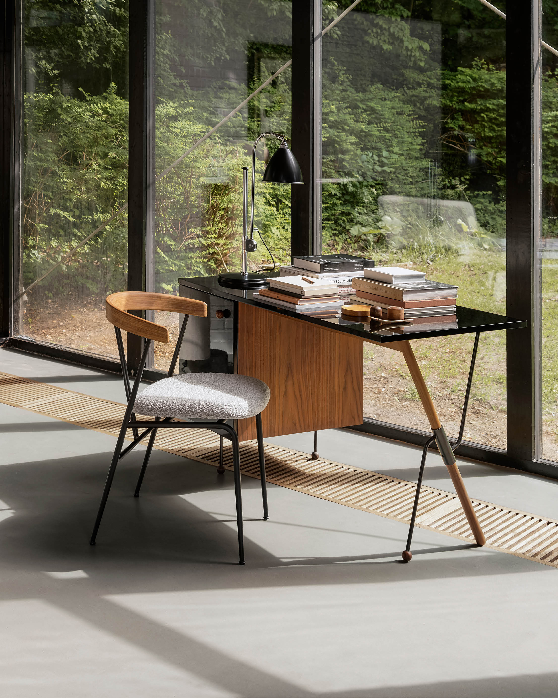 Violin dining chair with wooden backrest 