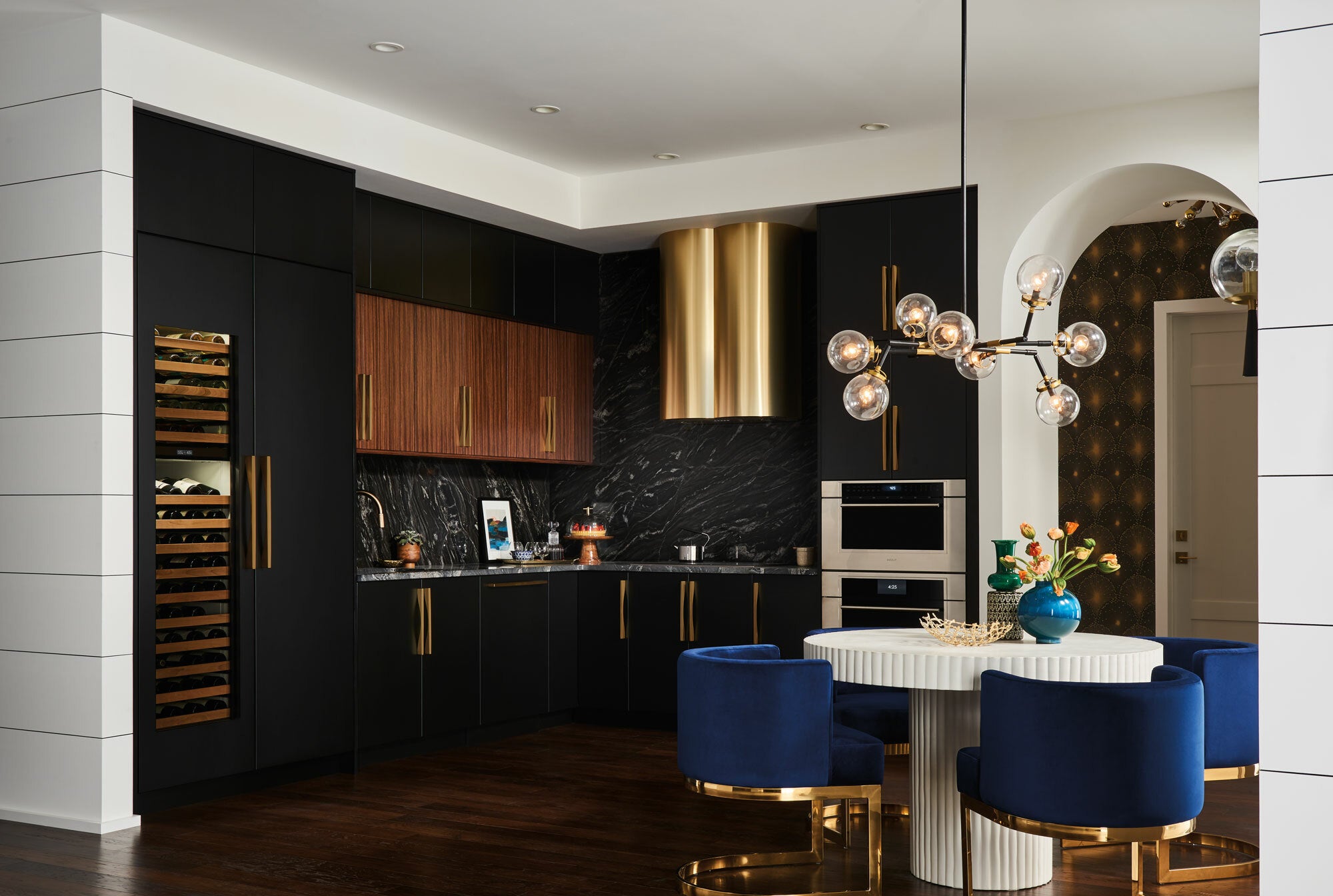 Vinoteca de 610 mm con tirador tubular