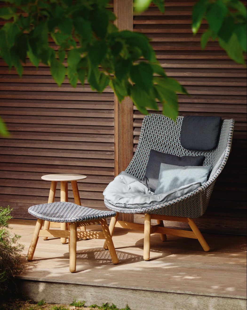 SILLÓN Y STOOL ‘MBRACE’ DEDON