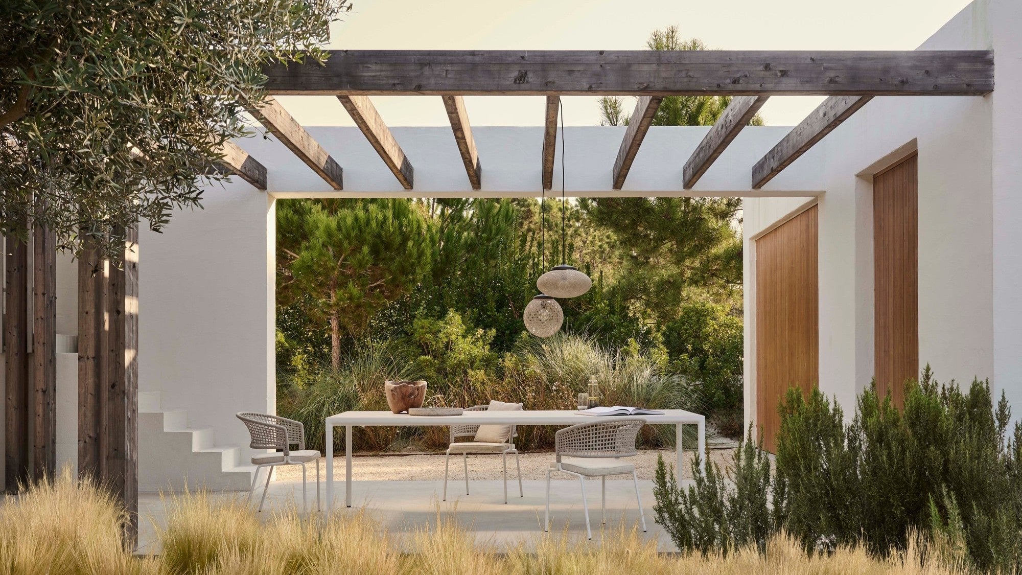 Illum outdoor dining table with aluminum frame